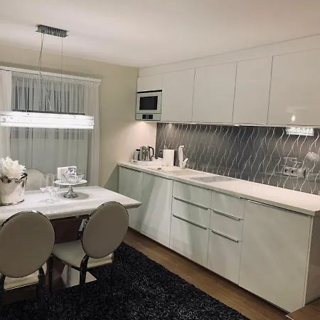 Z Prywatnym, Krytym Basenem Apartman