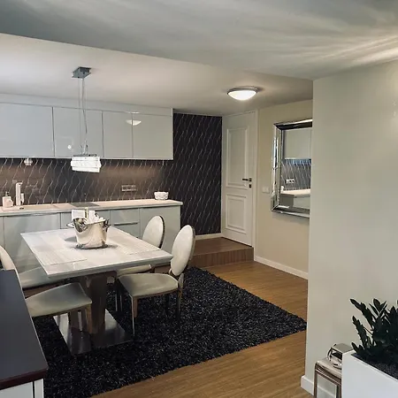 Z Prywatnym, Krytym Basenem Apartman