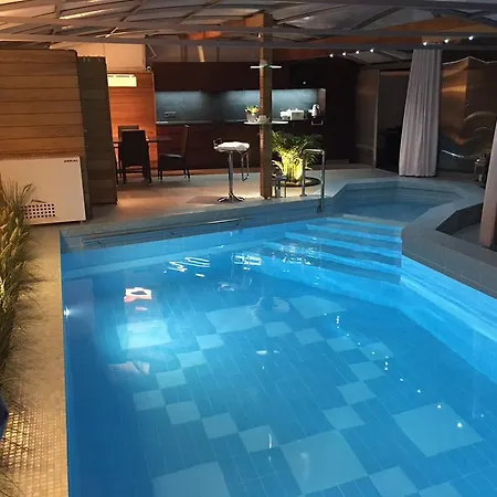 Z Prywatnym, Krytym Basenem Apartman *