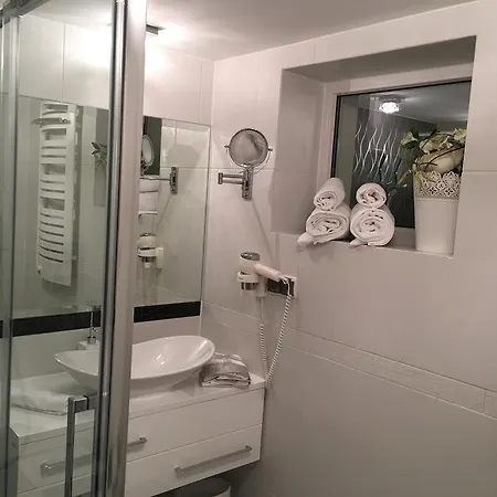 Z Prywatnym, Krytym Basenem Apartman *
