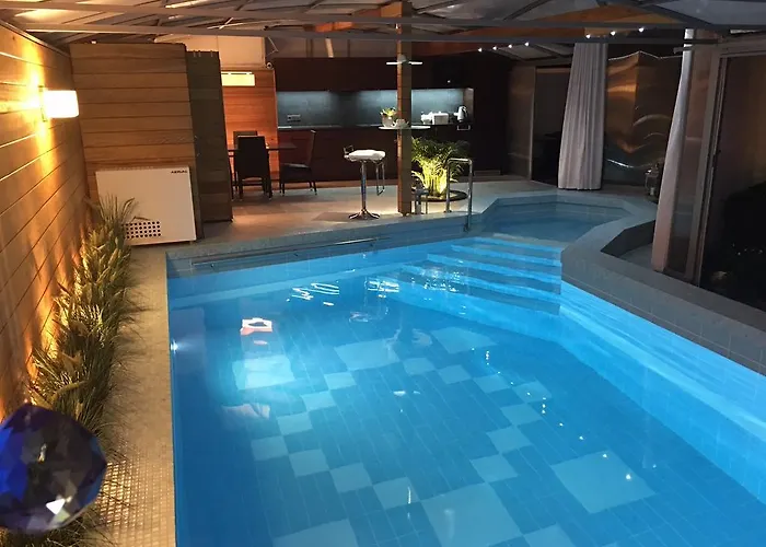 Z Prywatnym, Krytym Basenem Apartman *